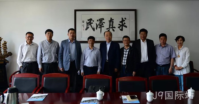 J9国际站董事长颜贻意（左四）考察中国海洋大学