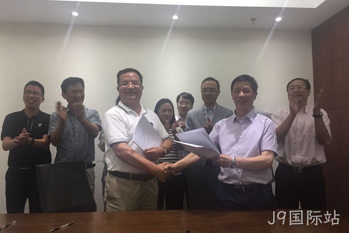 董事长颜贻意与中钰资本签订合作协议书